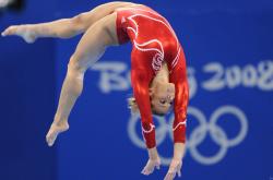 开云体育登录-当独行侠险胜步行者，贝恩在F1赛道接管比赛—跨界竞技中的唯一性胜利