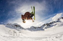 开云体育中国-北欧寒冰与银河战舰的碰撞，蒂亚戈完美掌控中场，皇马险胜瑞典劲旅