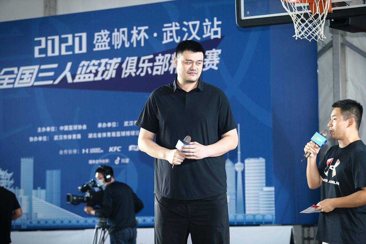 篮球明星参加公益活动为社区助力的简单介绍
